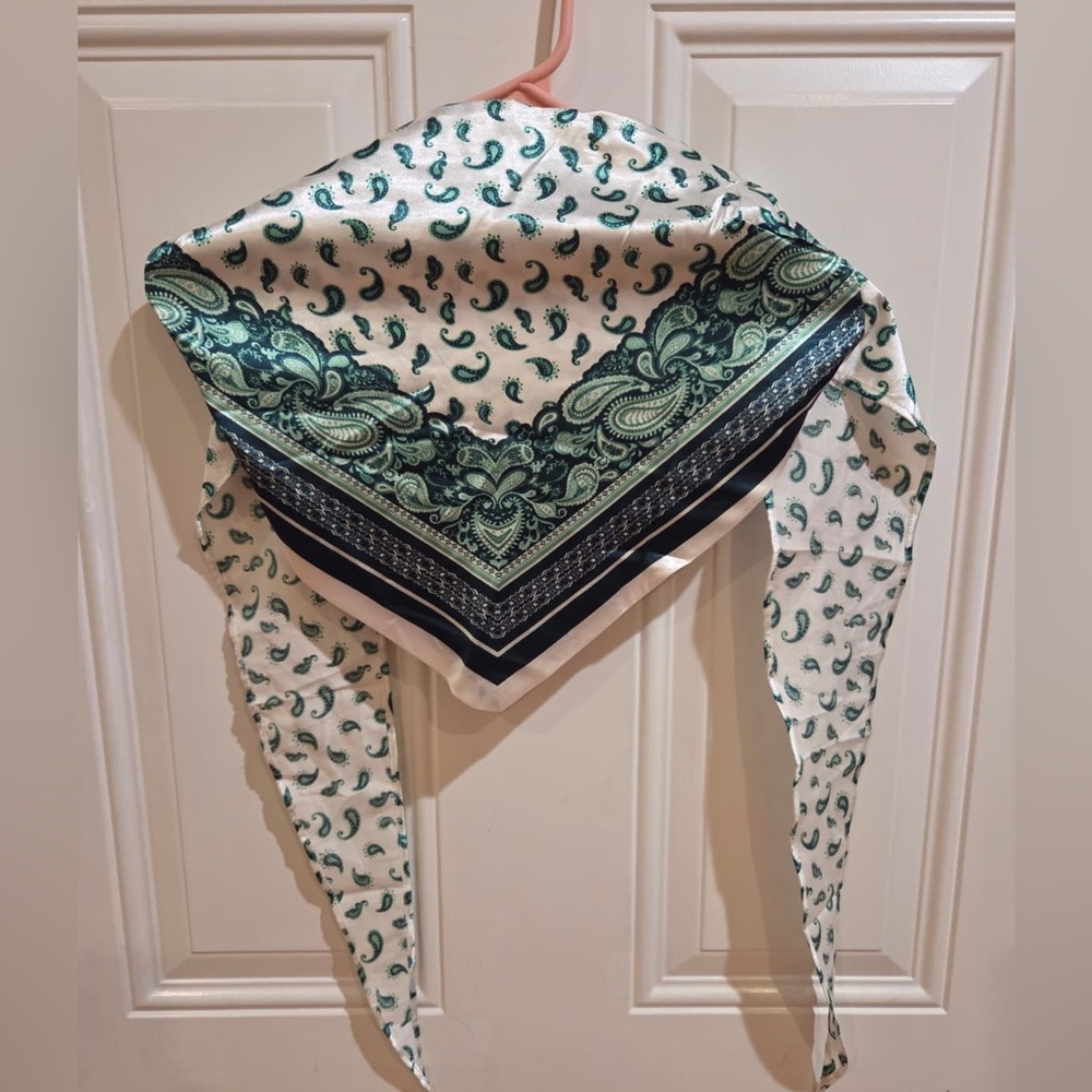 Rue21 Green and White Paisley Crop Top
